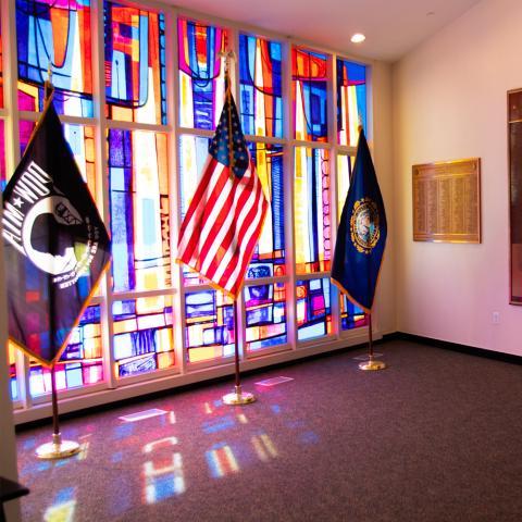 纪念室彩色玻璃窗前的旗帜
